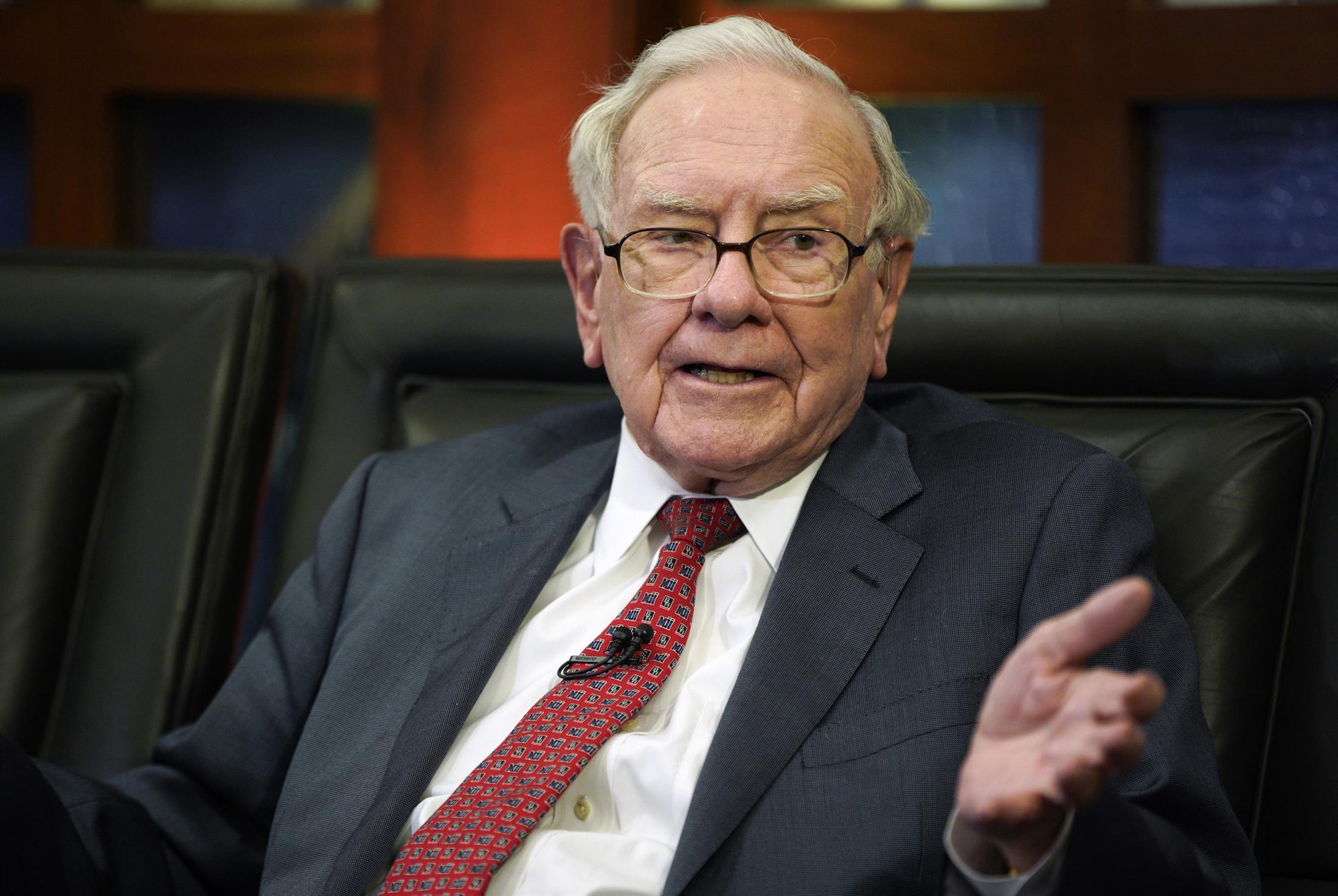 Warren Buffett shocks shareholders by announcing his intention to retire